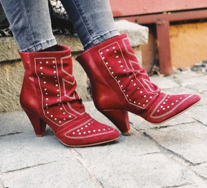 Botin Tacón ZENDA Tachas Granate